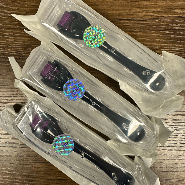 Dermaroller Sigilat, 540 Ace din Titan, Utilizare 3 Luni, Tratament pentru Barba/Scalp, Carcasă cu Defect Minor, Preț Redus